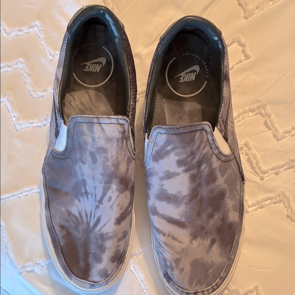 Nike Men’s Slip-On Tie-Dye Canvas Loafers in Gray and White